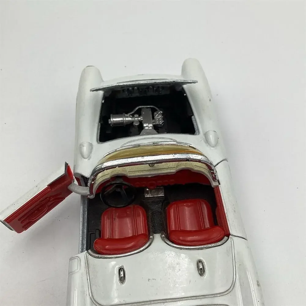 1957 Chevrolet Corvette‎ Diecast Model 1/24 Scale White Vintage Car